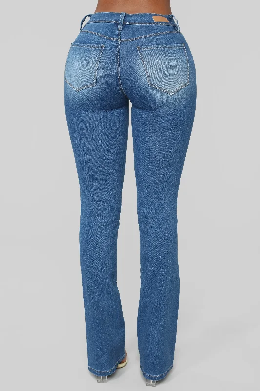 Getting The Boot Mid Rise Jeans - Medium Blue